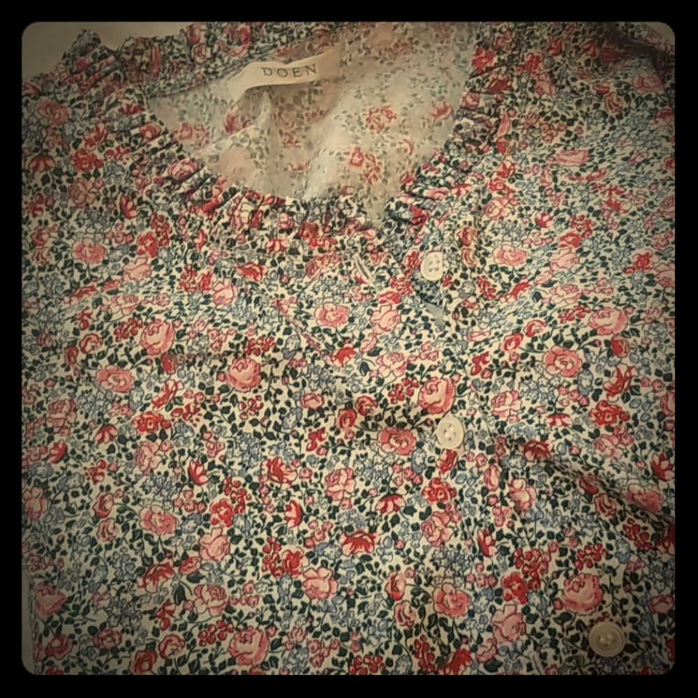 Doen Swan Top. White petit jardin print EUC